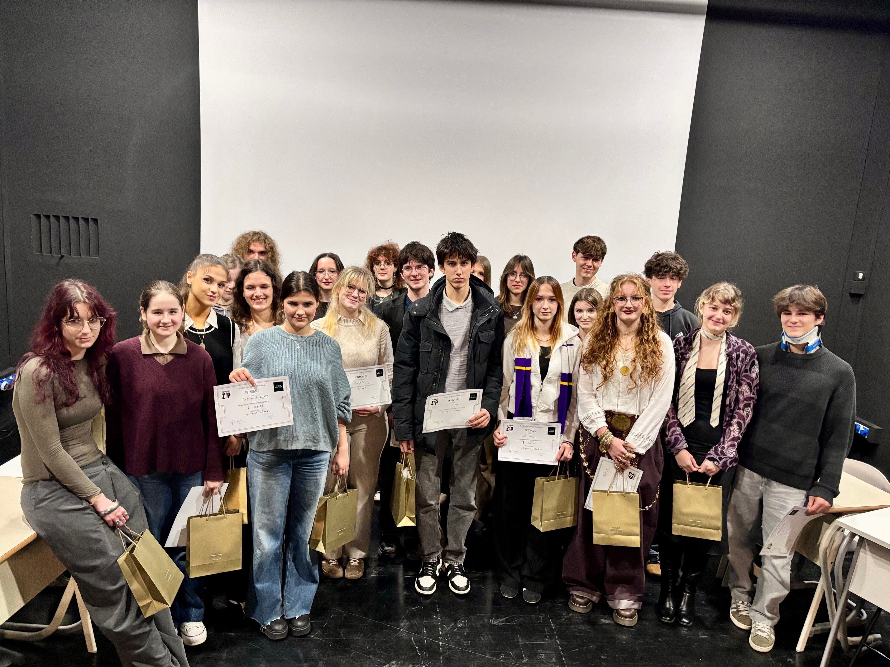 zmagovalci ekipa izbornega debatnega turnirja za srednješole, na sliki je večja skupina dijakov s priznanji in darilno vrečko