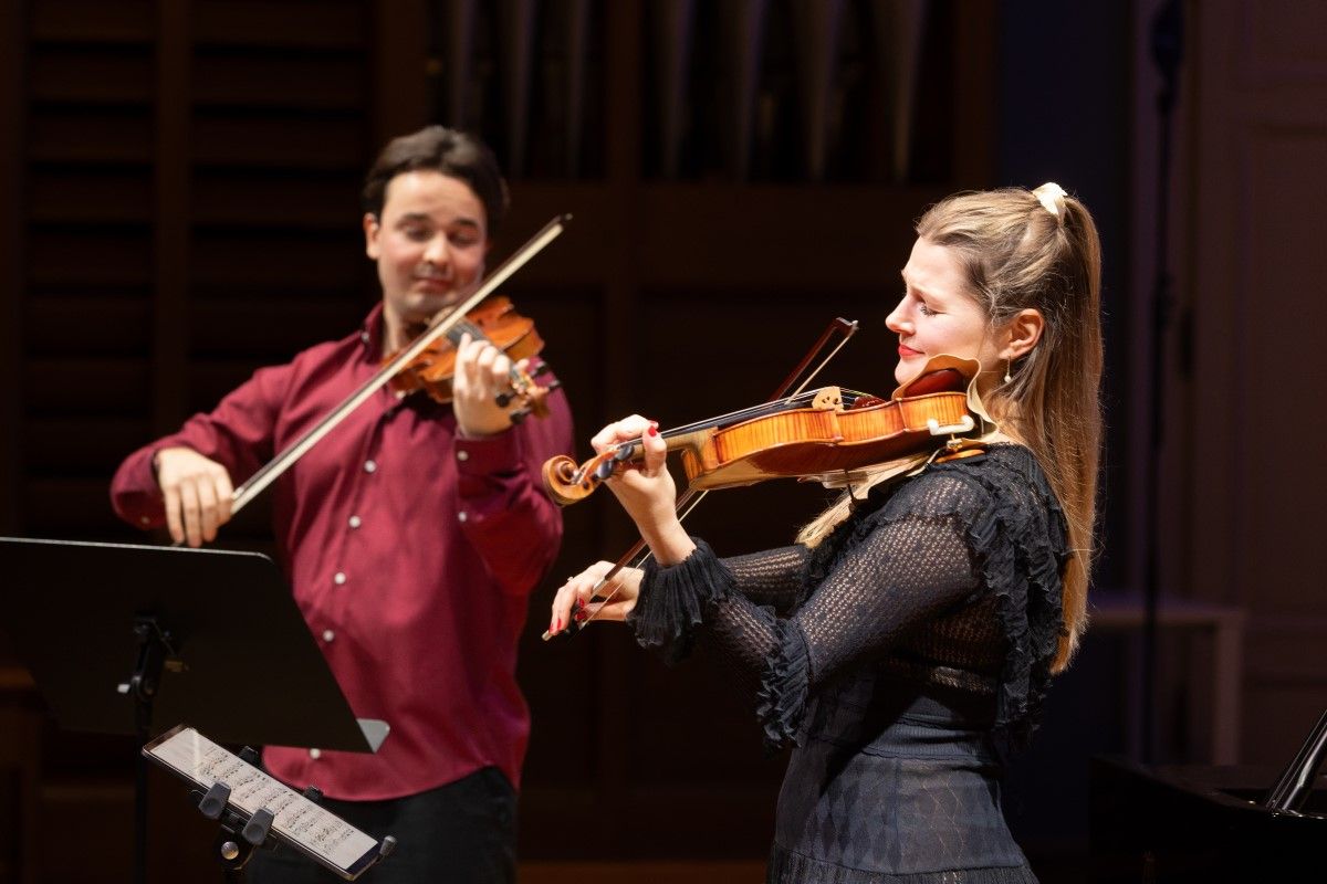 Tanja Sonc in Rok Zaletel Černoš na odru z violinama