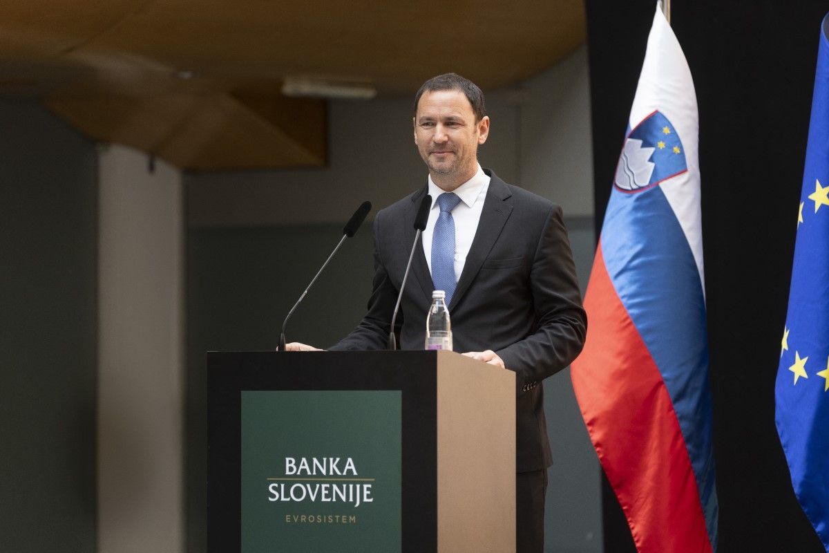 namestnik guvernerja Primož Dolenc na odru