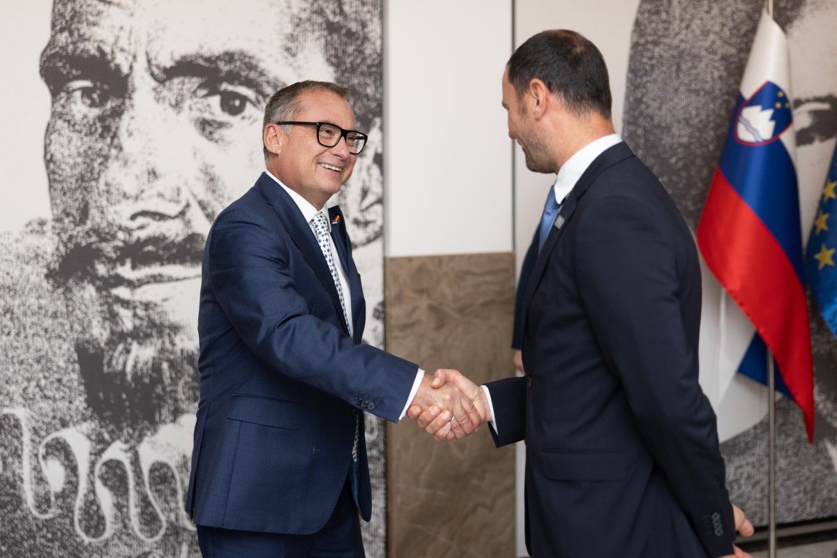 Joachim Nagel, guverner nemške centralne banke, in dr. Primož Dolenc, guverner Banke Slovenije, se rokujeta.