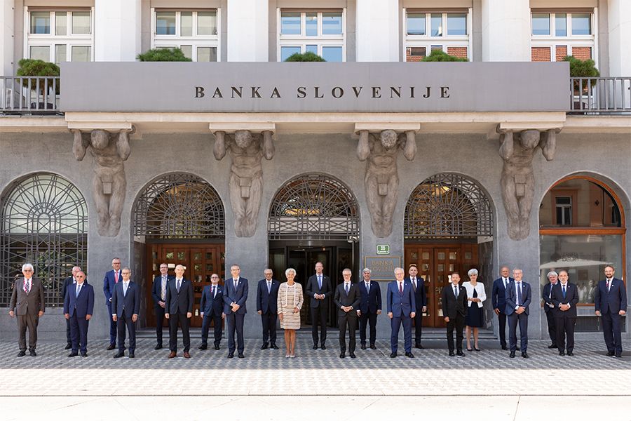 Skupinska fotografija pred stavbo Banke Slovenije
