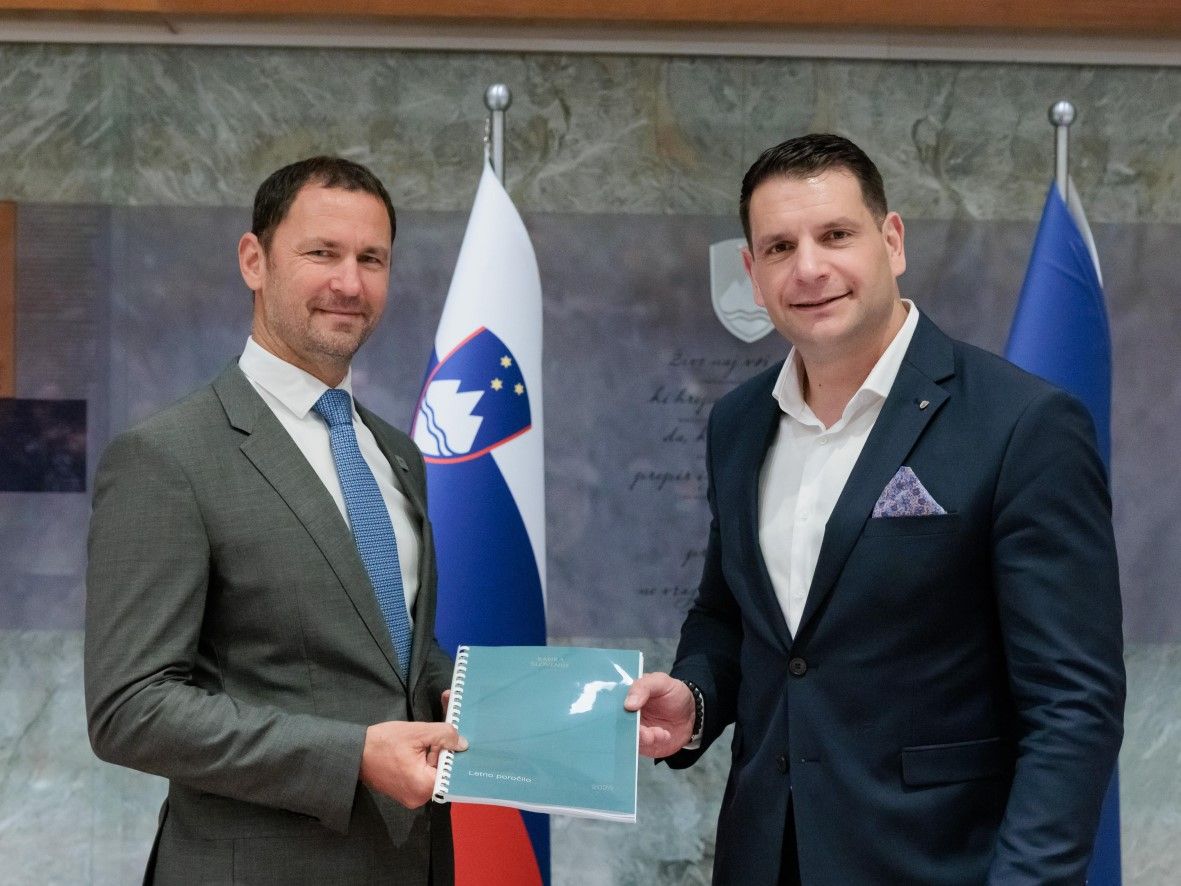 guverner dr. Primož Dolenc se rokuje s predsednikom Državnega zbora RS Zoranom Stevanovićem in mu predaja Letno poročilo BS
