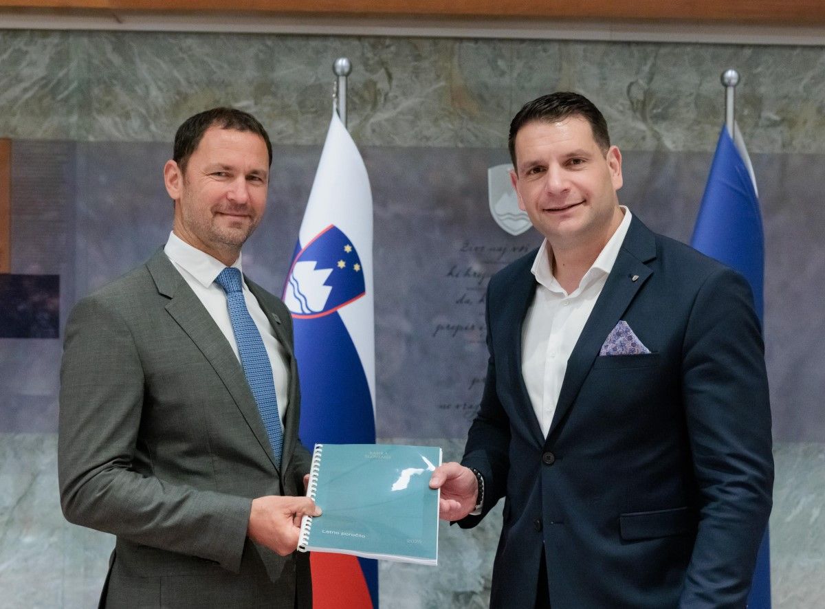 guverner dr. Primož Dolenc se rokuje s predsednikom Državnega zbora RS Zoranom Stevanovićem in mu predaja Letno poročilo BS