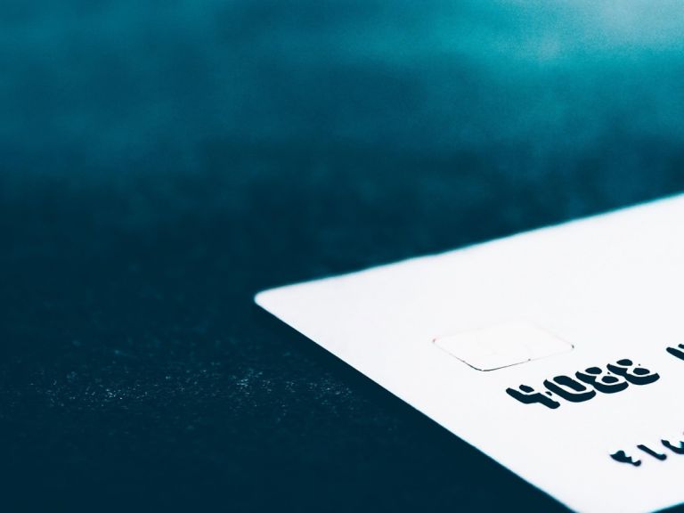 del plačilne kartice na modri podlagi