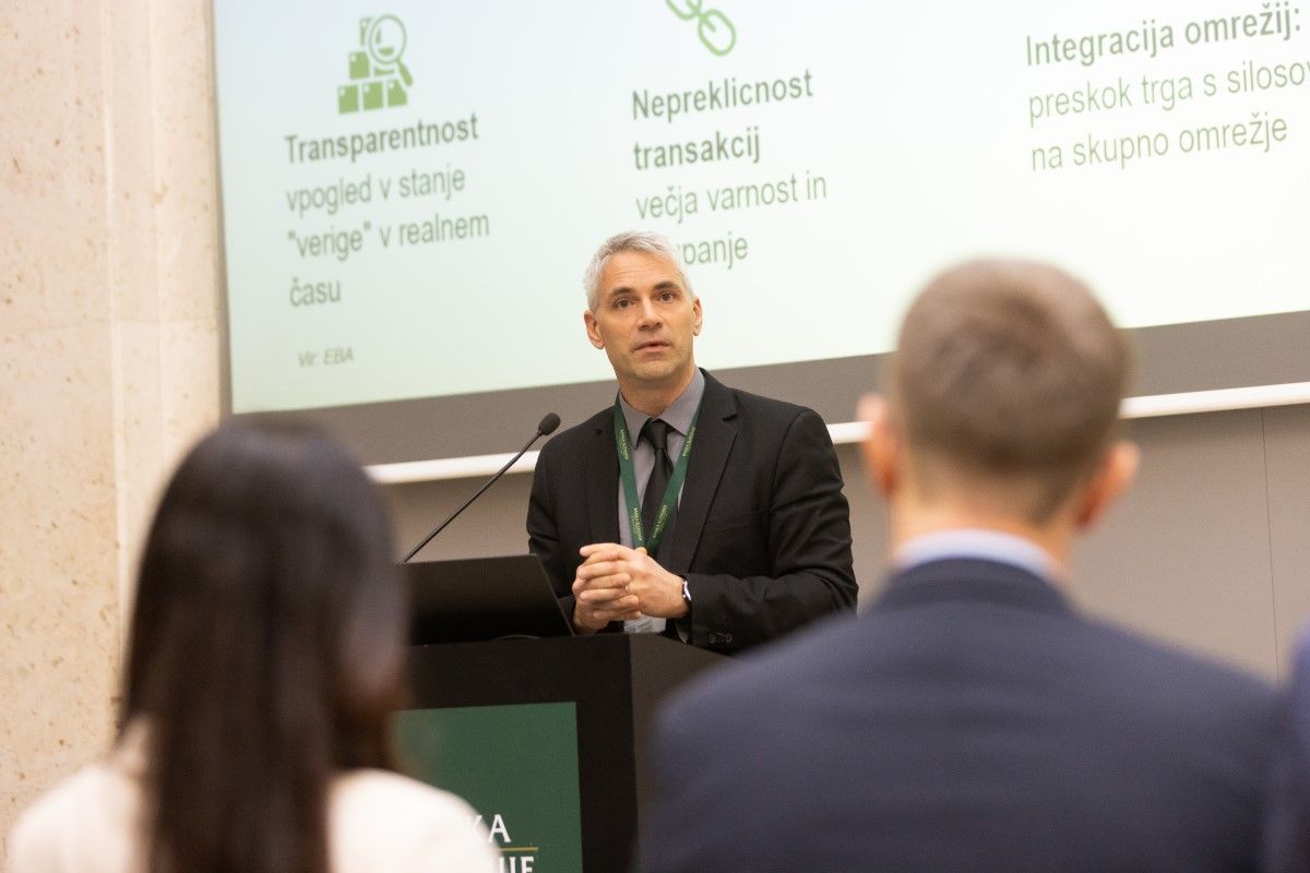 zaposleni Banke Slovenije pred udeleženci predstavlja temo