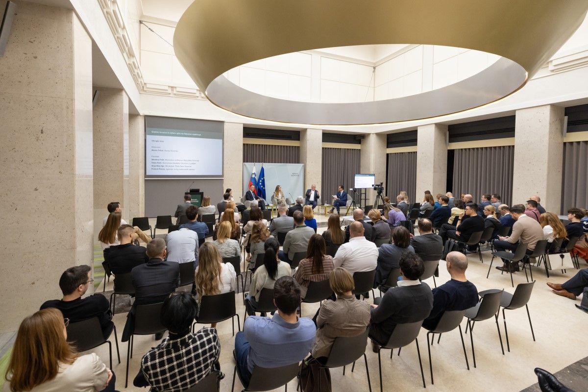 dvorana, polna udeležencev