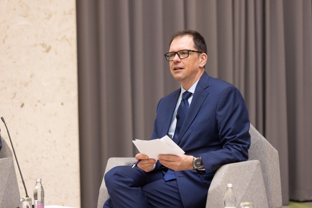 viceguverner Marko Pahor sedi na stolu in vodi razpravo