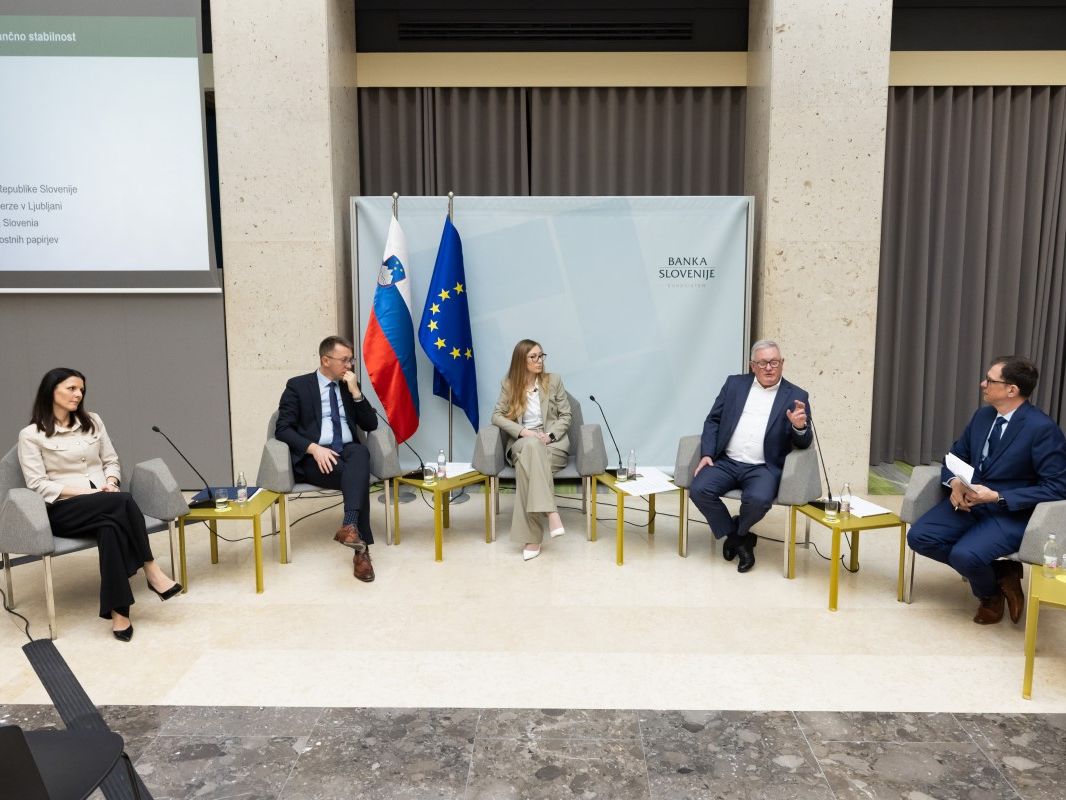 pet udeležencev na razpravi