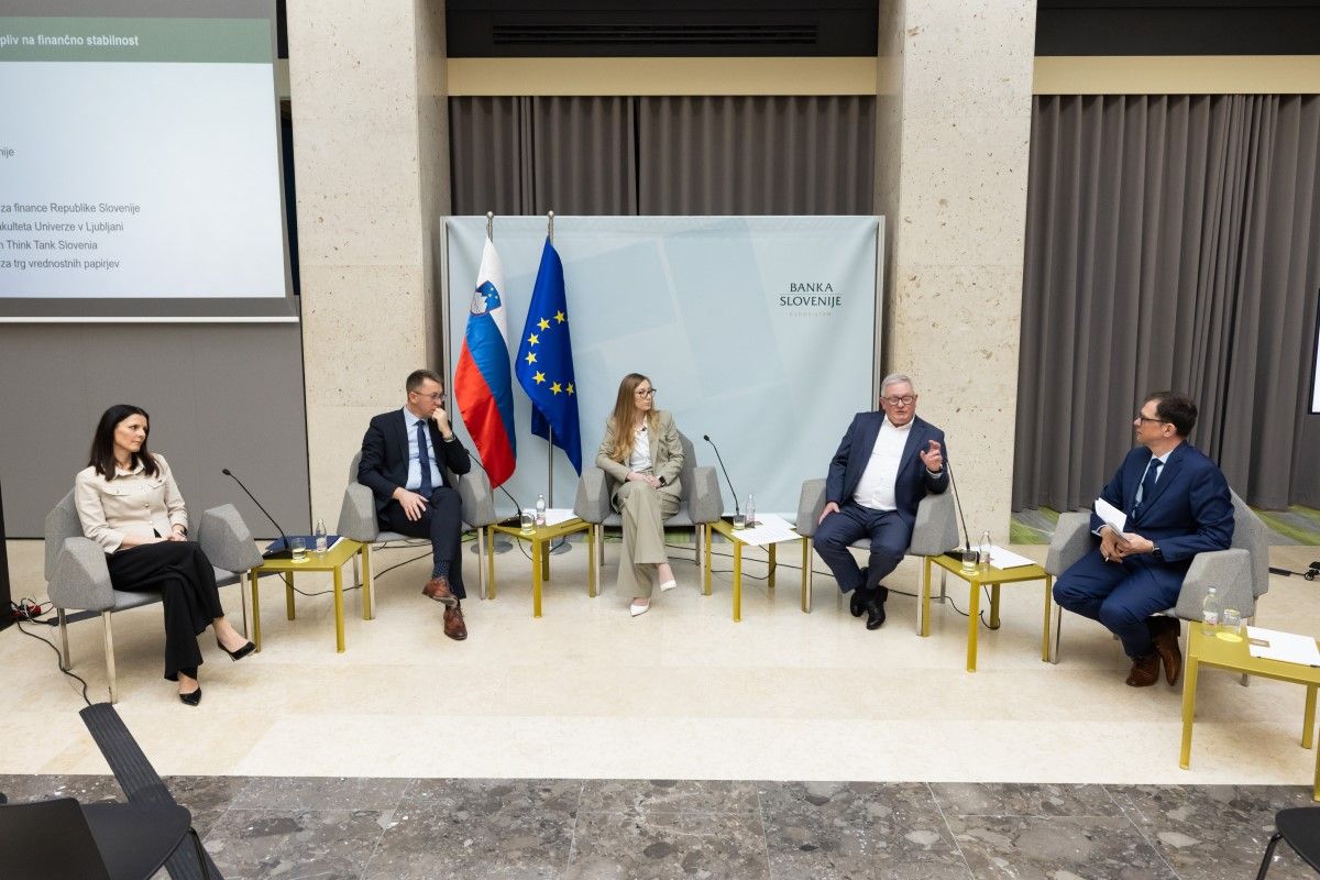 pet udeležencev na razpravi