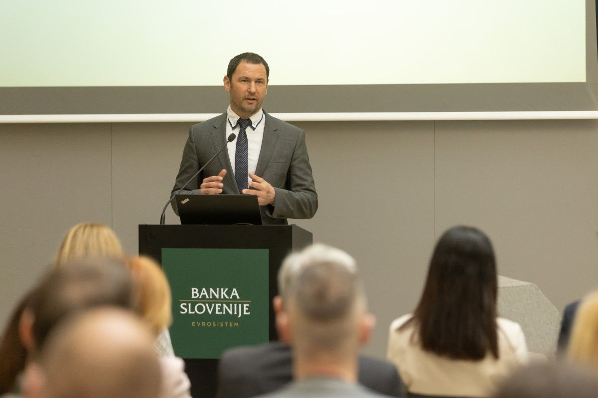 guverner Primož Dolenc na govornici pred publiko